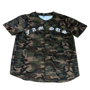 Forever 21 men’s Famous camo baseball style jersey Size Large